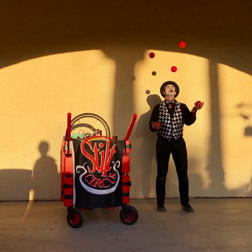 Alex Juggles with
Interactive Circus Cart Alex Juggles with
Interactive Circus Cart